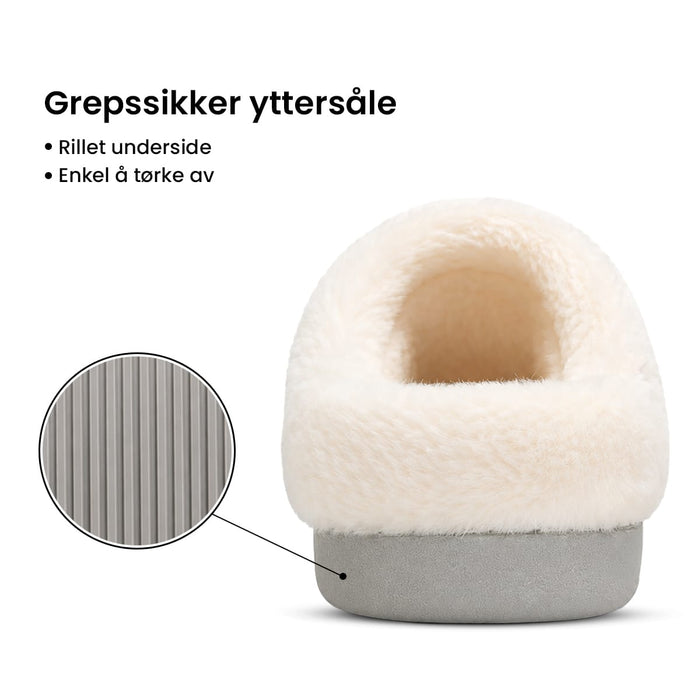 Nærbilde av tøfler med varmefôr, grå, sklisikker såle og fleecefôr.