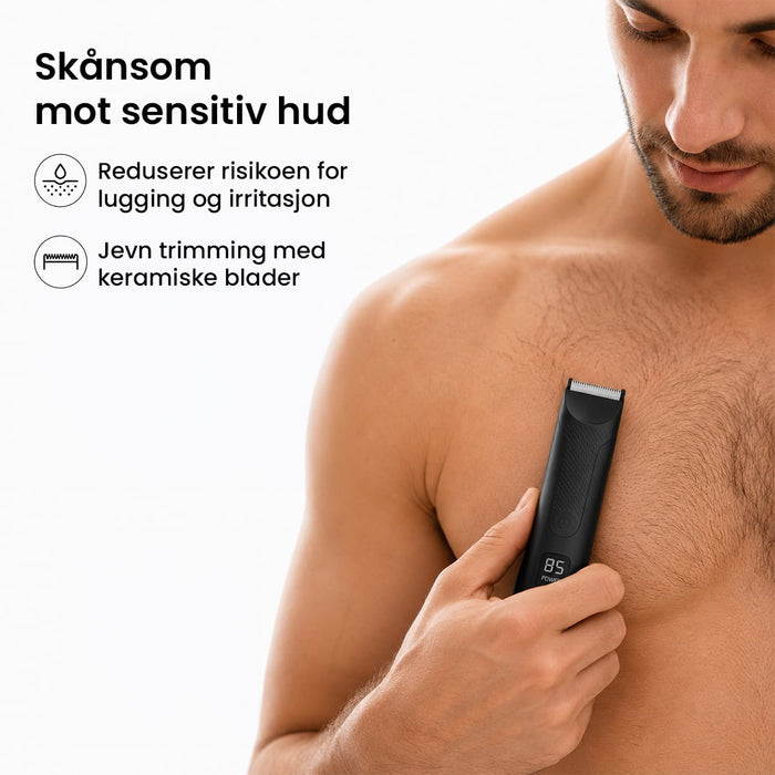 En mann bruker en svart, vanntett kroppshårtrimmer med keramiske kniver på brystet.