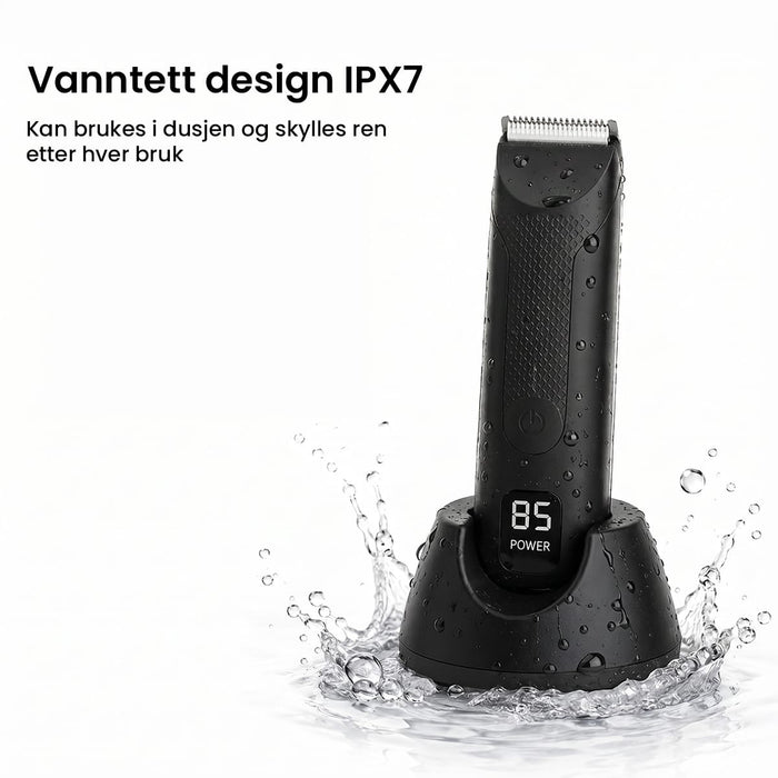 Svart kroppshårtrimmer med keramiske kniver i ladestasjonen, omgitt av vannsprut.