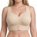 Kvinne med beige Trueform Shaping-BH fra Kroppsbutiken, brede stropper og lukking foran, mot hvit bakgrunn.