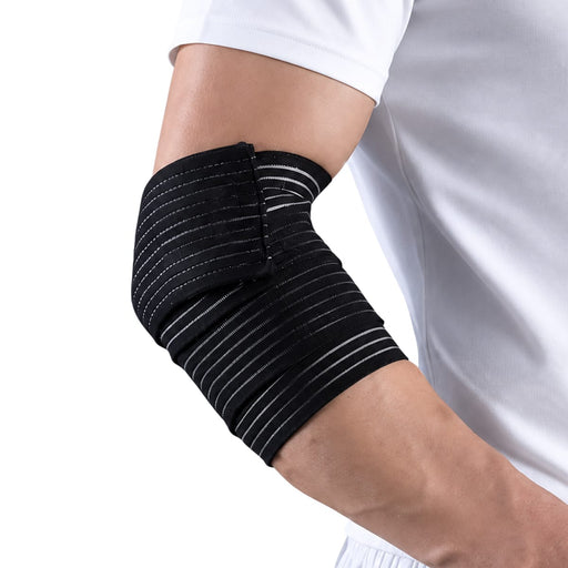Personen med den hvite skjorten har en elastisk armstøtte på høyre arm.