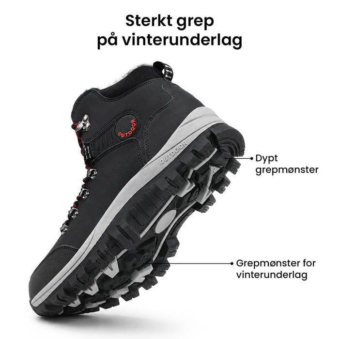 Sidebilde av svarte, vannavstøtende vinterstøvler med fôr og grovmønstret yttersåle av gummi.