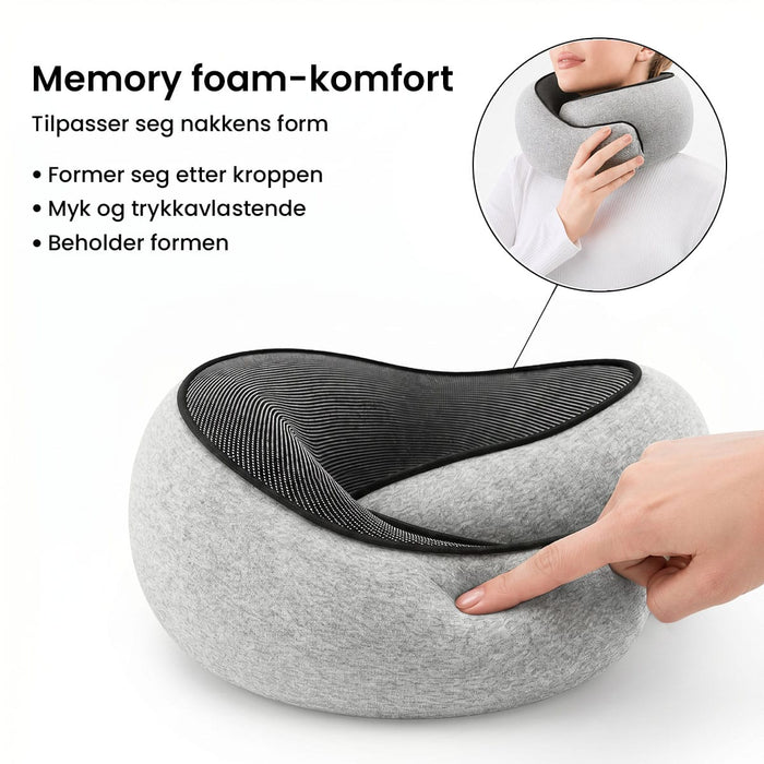 Man trykker med en finger på den grå, U-formede Reisepute Premium for å vise det fleksible minneskummet.