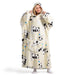 En smilende kvinne i en myk, oversized hettegenser med pandamotiv og romslig lomme holder fast i hetten.