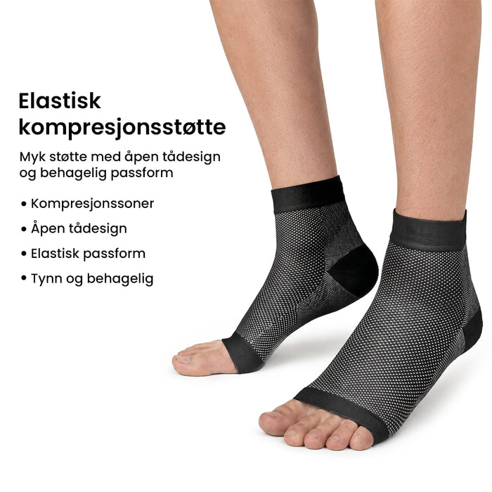 Føtter iført åpne kompresjonsstrømper på 20–30 mmHg fra Kroppsbutikken, med produktspesifikasjoner.