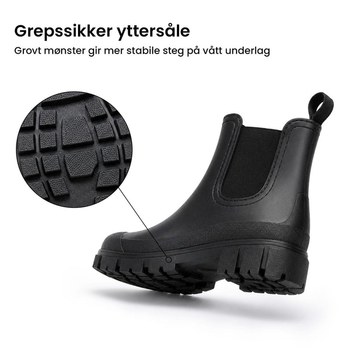 Svart, urban nordisk ankelstøvlett med grovmønstret gummisåle. Det innfelte bildet viser sålemønsteret i nærbilde.