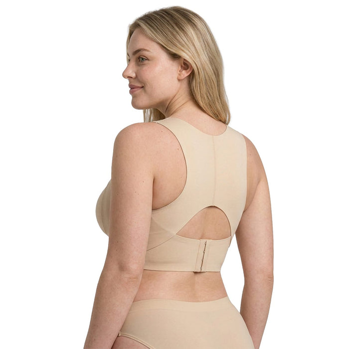Kvinne med Trueform Shaping-BH og truse, sett bakfra. Hun smiler over skulderen i butikken.