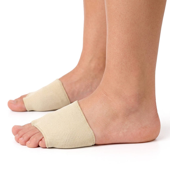 To føtter med beige forfotsinnlegg med gel fra Kroppsbutiken, avbildet mot hvit bakgrunn.