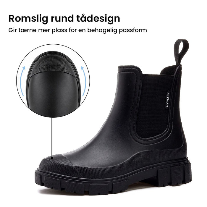 Svart, urban og nordisk ankelstøvlett med rund tå, bred tåboks og grov yttersåle.