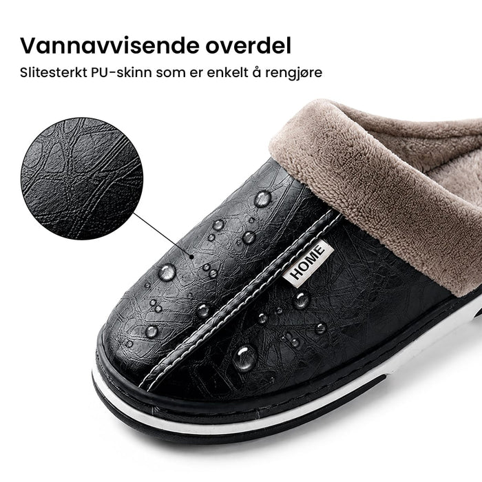 Svarte, vannavstøtende, fôrede skinntoffler med beige fuskepels og nærbilde av teksturen.