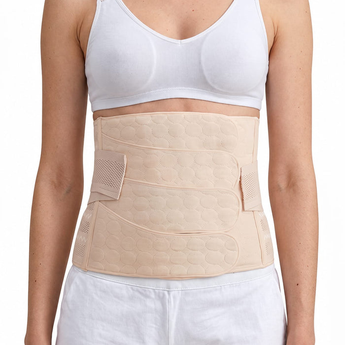 Kvinne med magebelte etter fødsel, brukt over en hvit BH og shorts for ekstra støtte.