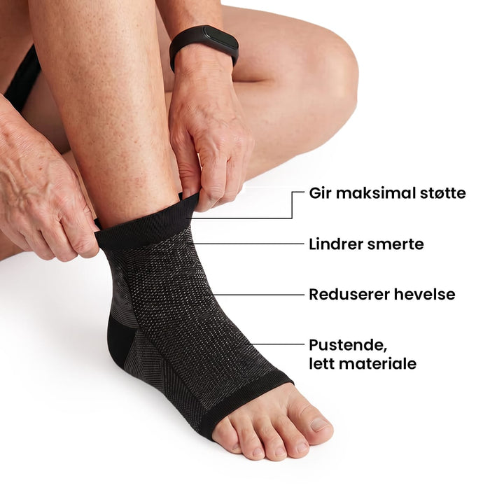 Person som tar på seg en svart kompresjonsstrømpe (20–30 mmHg) for å gi støtte ved venøs insuffisiens.
