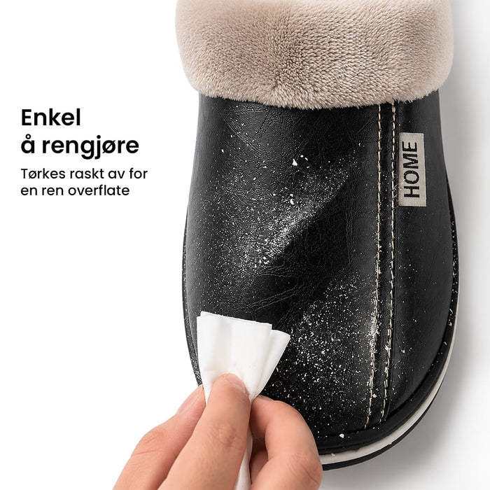 En hånd tørker støv av en svart, foret innetøffel i lær med en hvit klut. Ved siden av står det en tekst om enkel rengjøring.