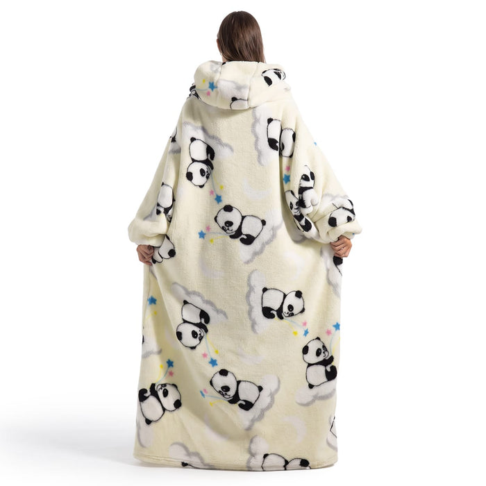 En person kledd i en stor og varm filttrøye med panda- og stjernemønster, sett bakfra.