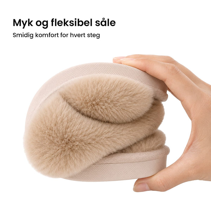 En hånd bretter et par vintertøfler i to for å vise hvor fleksible de er.